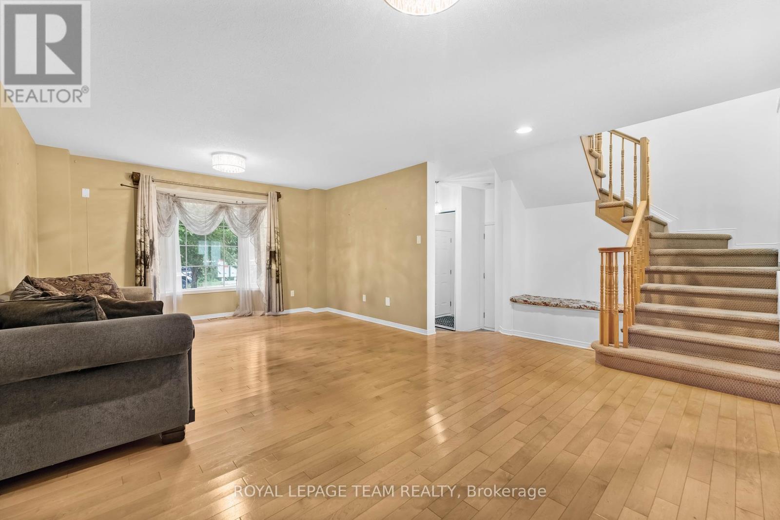 18 Oakham Ridge, Ottawa, Ontario  K2K 3B3 - Photo 7 - X12361765
