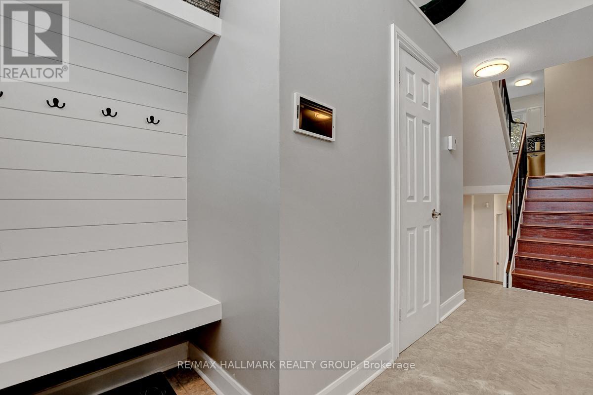 2094 Eric Crescent, Ottawa, Ontario  K1B 4P4 - Photo 2 - X12387218
