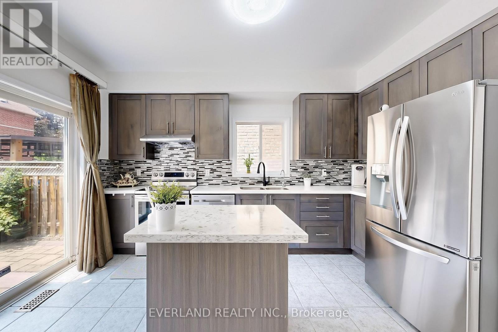 118 Orchard Hill Boulevard, Markham (Berczy), Ontario  L6C 2M4 - Photo 7 - N12376157