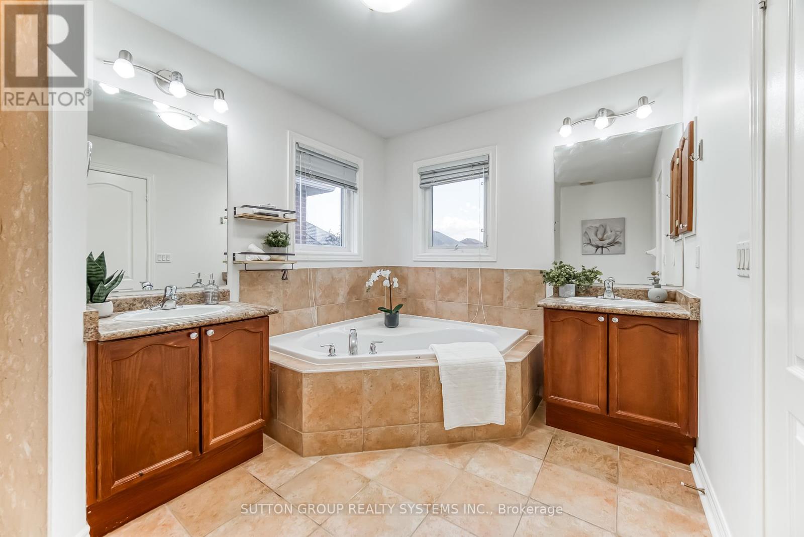3806 Quiet Creek Drive, Mississauga, Ontario  L5M 8A9 - Photo 36 - W12387212