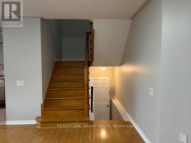 63d View Green, Single Bedrm Crescent, Toronto, Ontario  M9W 7E1 - Photo 4 - W12387273