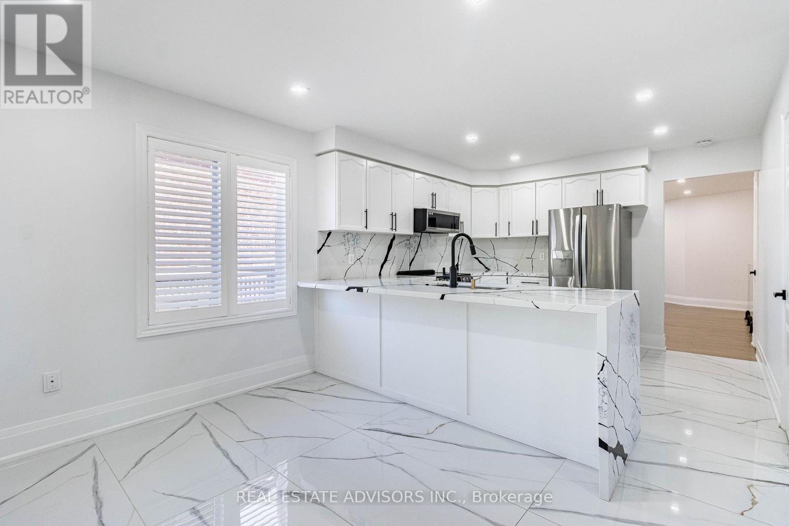 74 Pinebrook Circle, Caledon, Ontario  L7C 1C5 - Photo 4 - W12387280