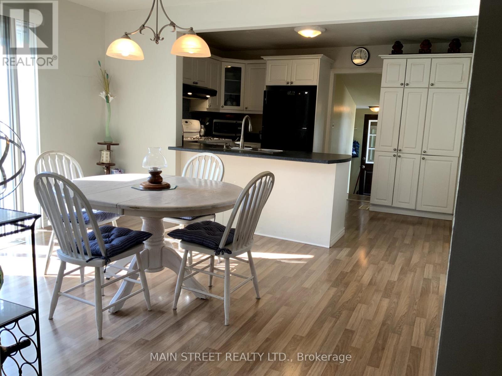 523 Sarnia Street S, Plympton-Wyoming (Plympton Wyoming), Ontario  N0N 1T0 - Photo 10 - X12386486