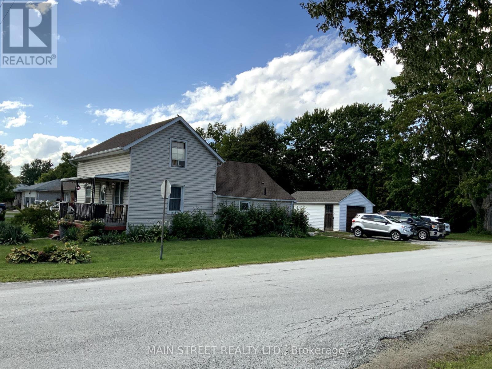 523 Sarnia Street S, Plympton-Wyoming (Plympton Wyoming), Ontario  N0N 1T0 - Photo 2 - X12386486