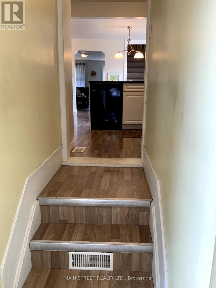 523 Sarnia Street S, Plympton-Wyoming (Plympton Wyoming), Ontario  N0N 1T0 - Photo 9 - X12386486