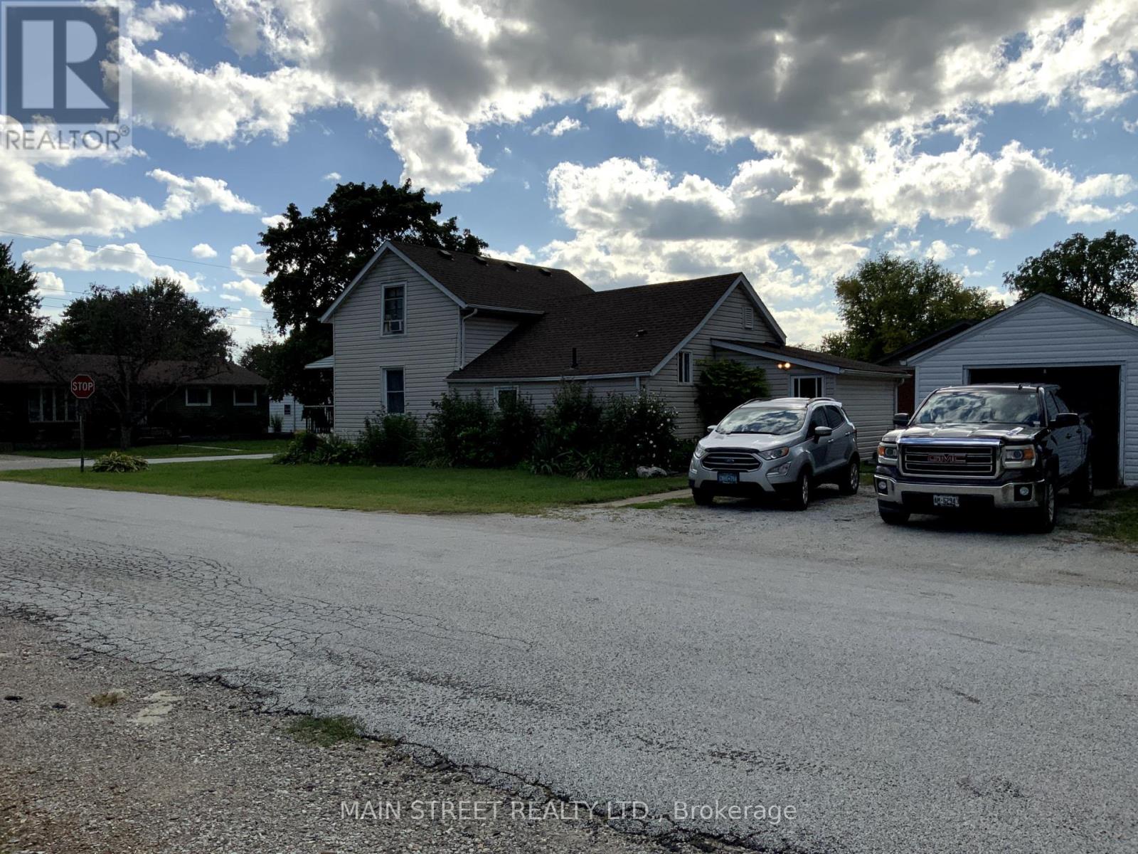 523 Sarnia Street S, Plympton-Wyoming (Plympton Wyoming), Ontario  N0N 1T0 - Photo 3 - X12386486