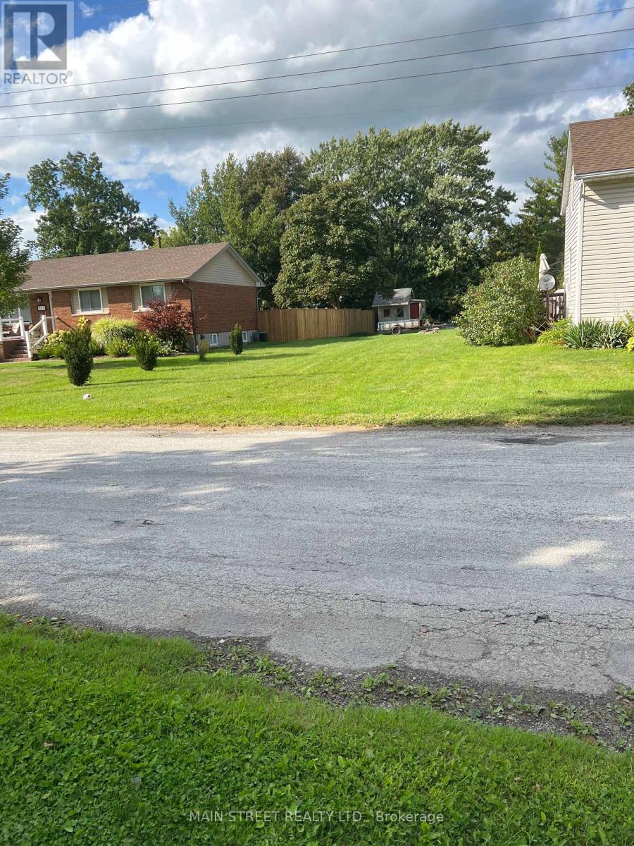 523 Sarnia Street S, Plympton-Wyoming (Plympton Wyoming), Ontario  N0N 1T0 - Photo 5 - X12386486