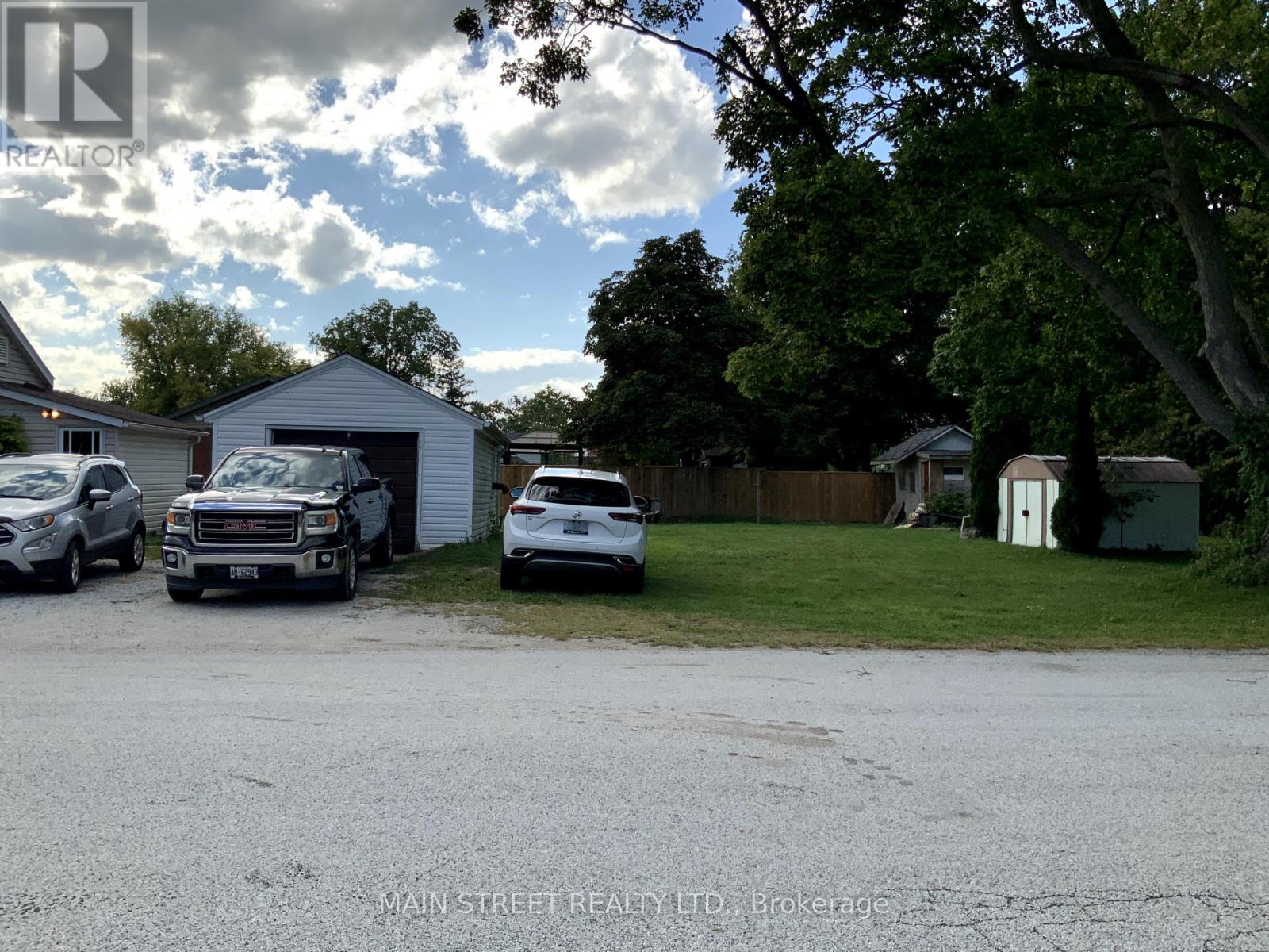 523 Sarnia Street S, Plympton-Wyoming (Plympton Wyoming), Ontario  N0N 1T0 - Photo 4 - X12386486