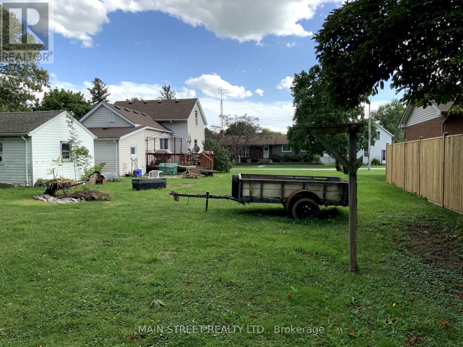 523 Sarnia Street S, Plympton-Wyoming (Plympton Wyoming), Ontario  N0N 1T0 - Photo 6 - X12386486