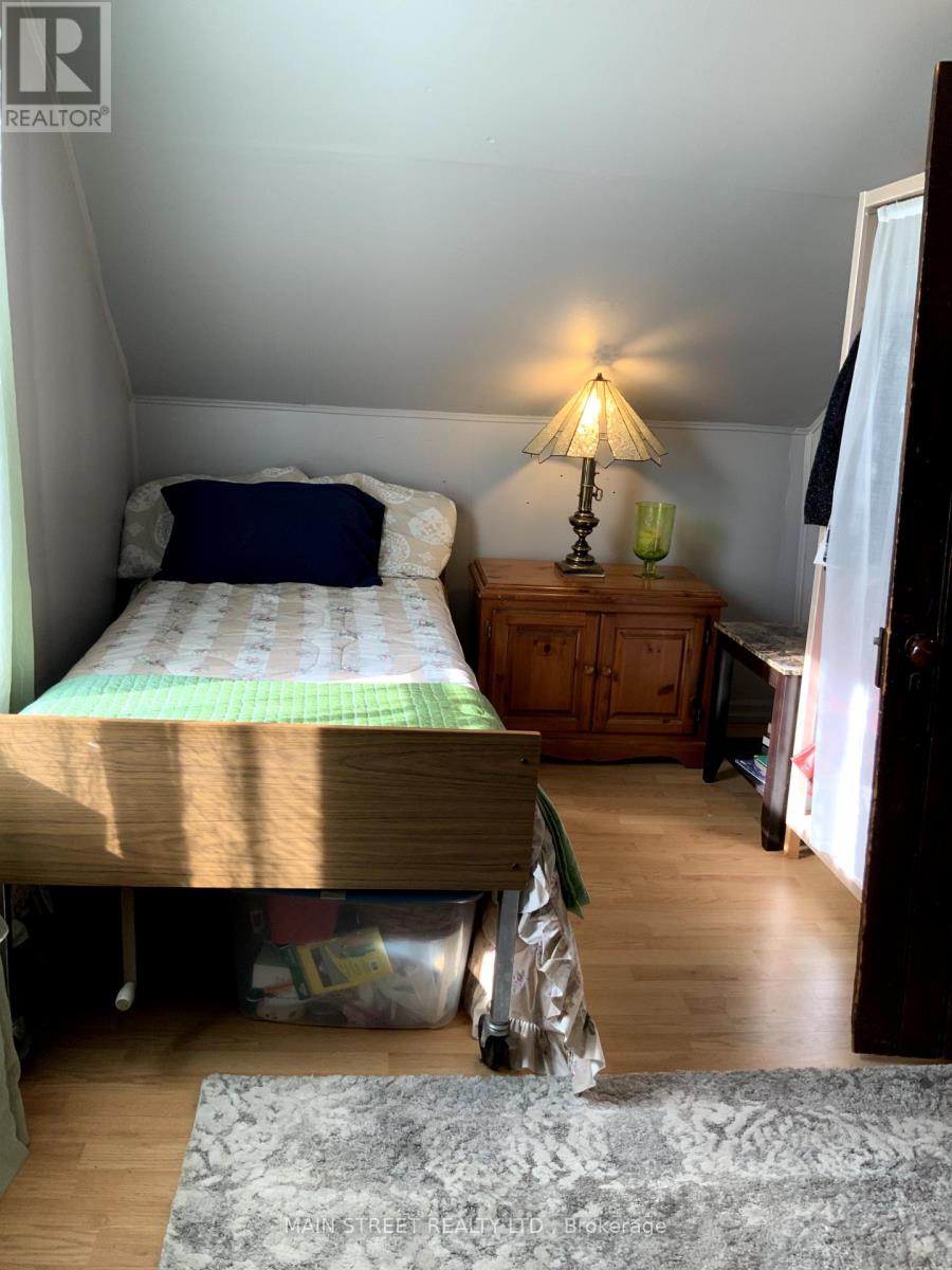 523 Sarnia Street S, Plympton-Wyoming (Plympton Wyoming), Ontario  N0N 1T0 - Photo 19 - X12386486