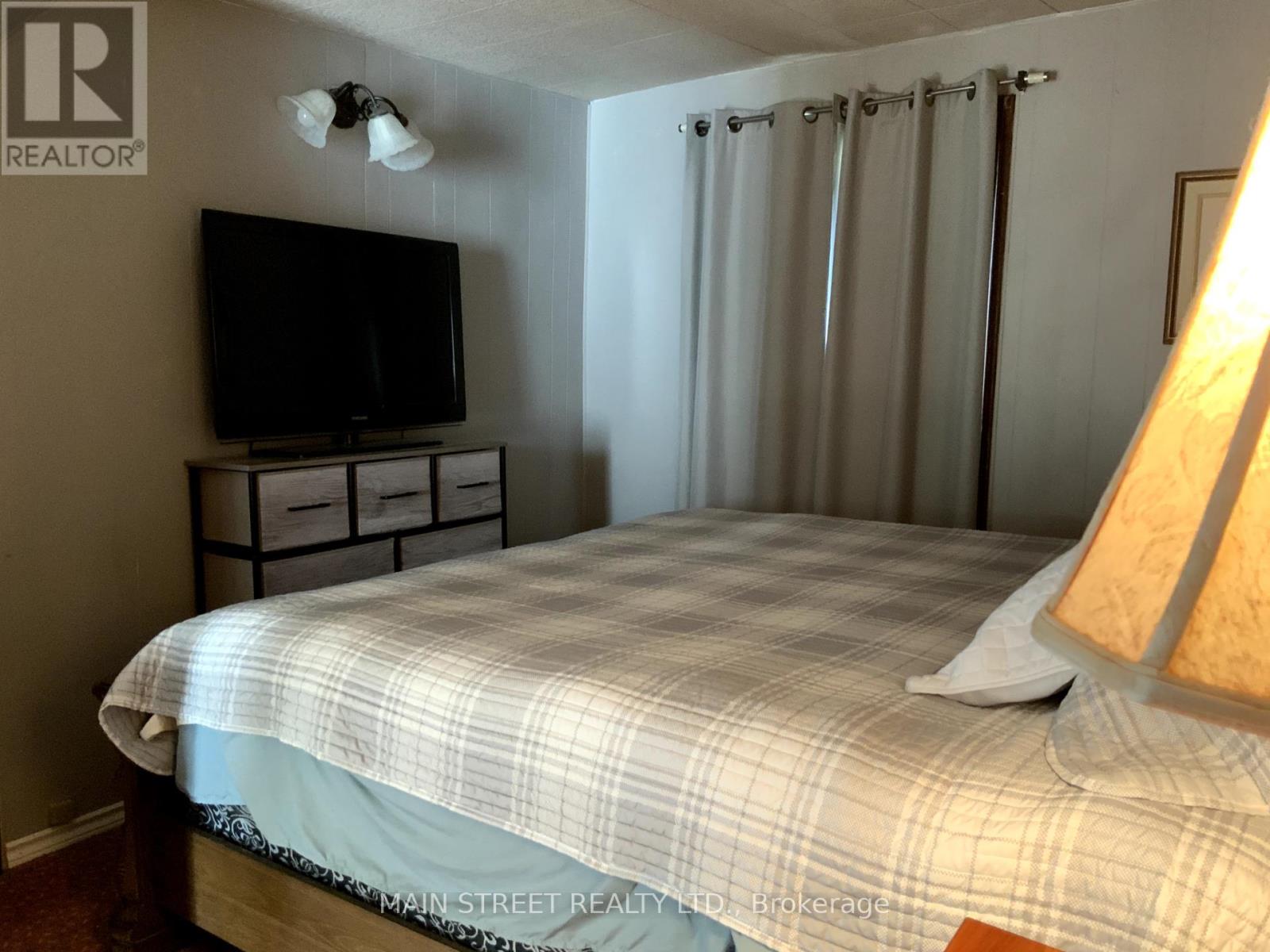 523 Sarnia Street S, Plympton-Wyoming (Plympton Wyoming), Ontario  N0N 1T0 - Photo 29 - X12386486