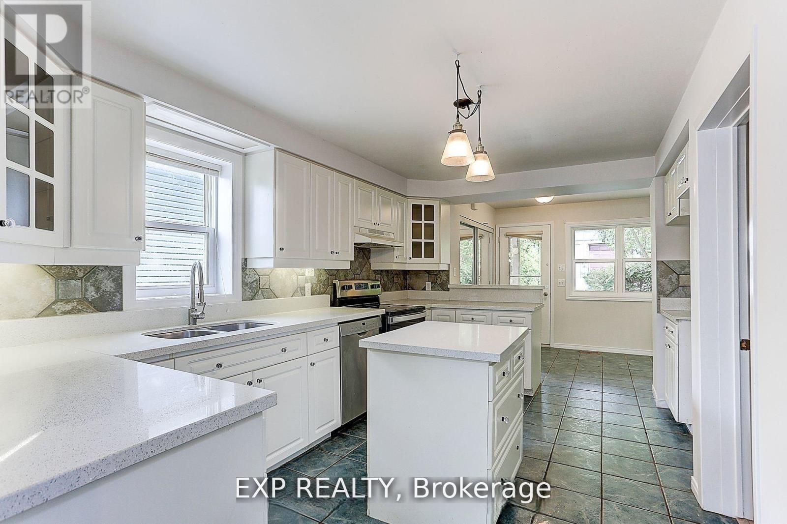 127 Lake Drive N, Georgina, Ontario  L4P 3C8 - Photo 11 - N12387317