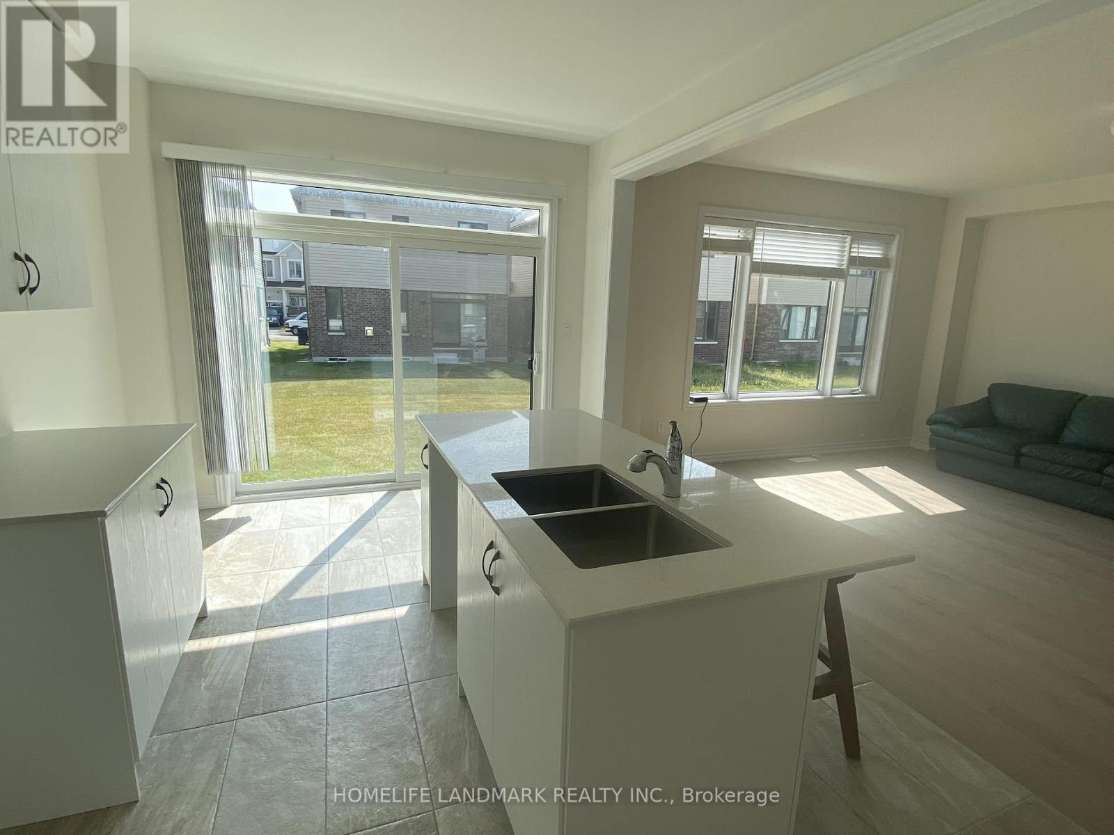 36 Rochester Drive, Barrie, Ontario  L9S 2Z8 - Photo 2 - S12387320