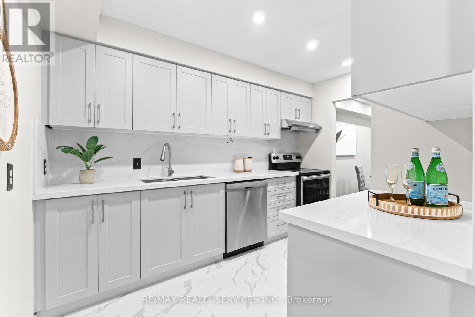 26 Woolwich Street, Kitchener, Ontario  N2K 1R9 - Photo 8 - X12387323