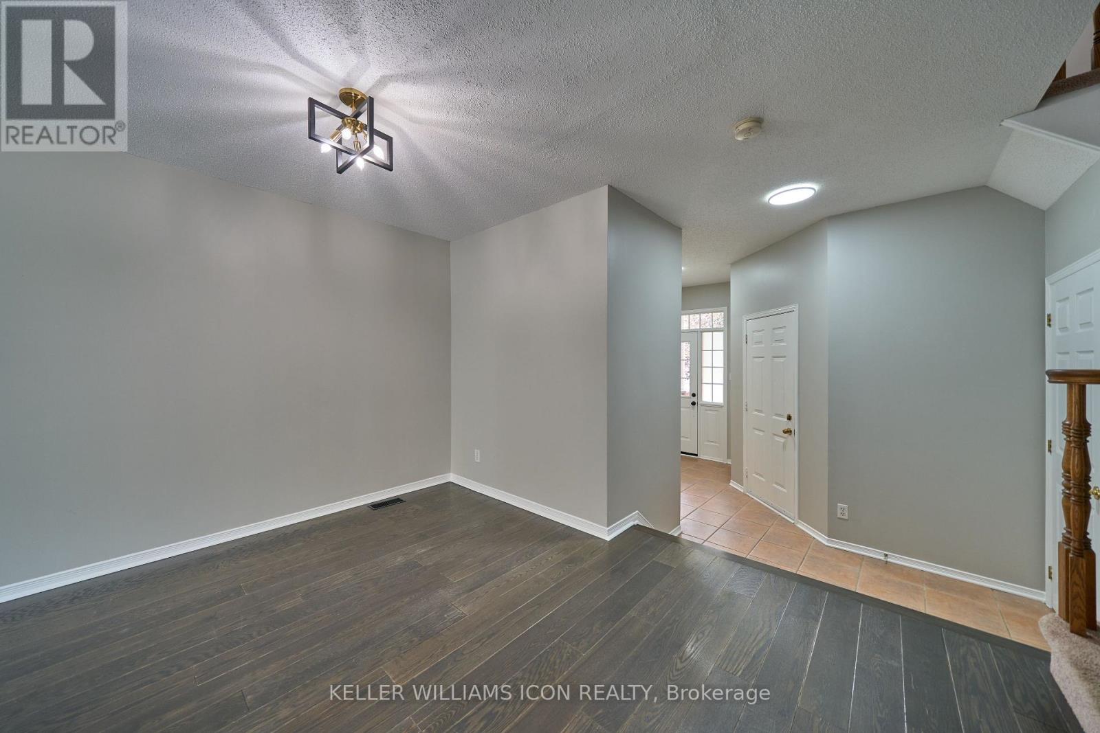 71 Hemlo Crescent, Ottawa, Ontario  K2T 1E1 - Photo 8 - X12387329