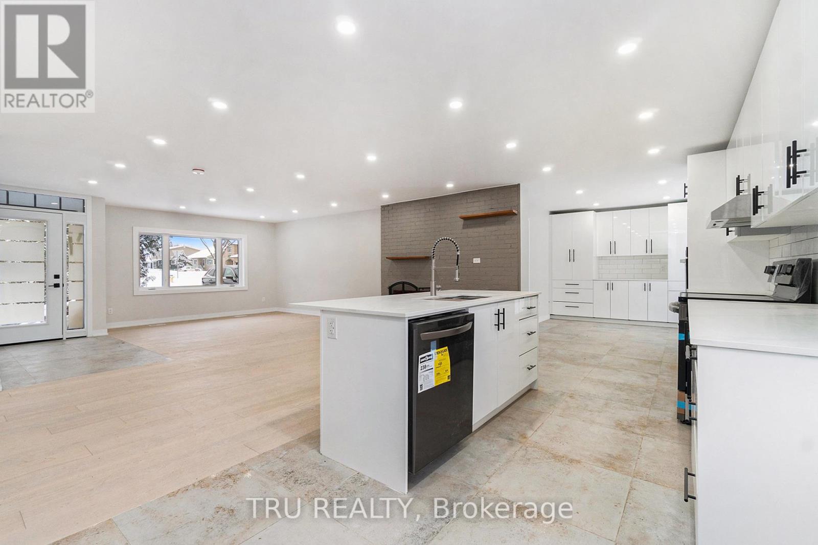 39 Sunnycrest Drive, Ottawa, Ontario  K2E 5Y4 - Photo 11 - X12387351