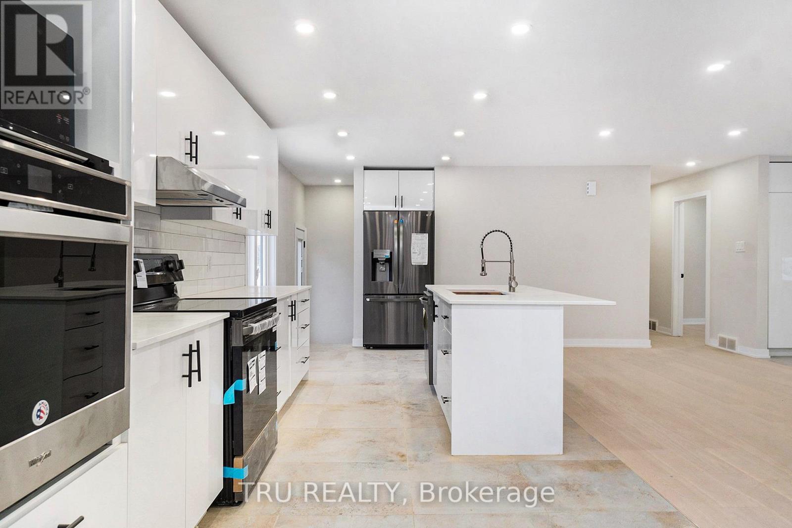 39 Sunnycrest Drive, Ottawa, Ontario  K2E 5Y4 - Photo 12 - X12387351