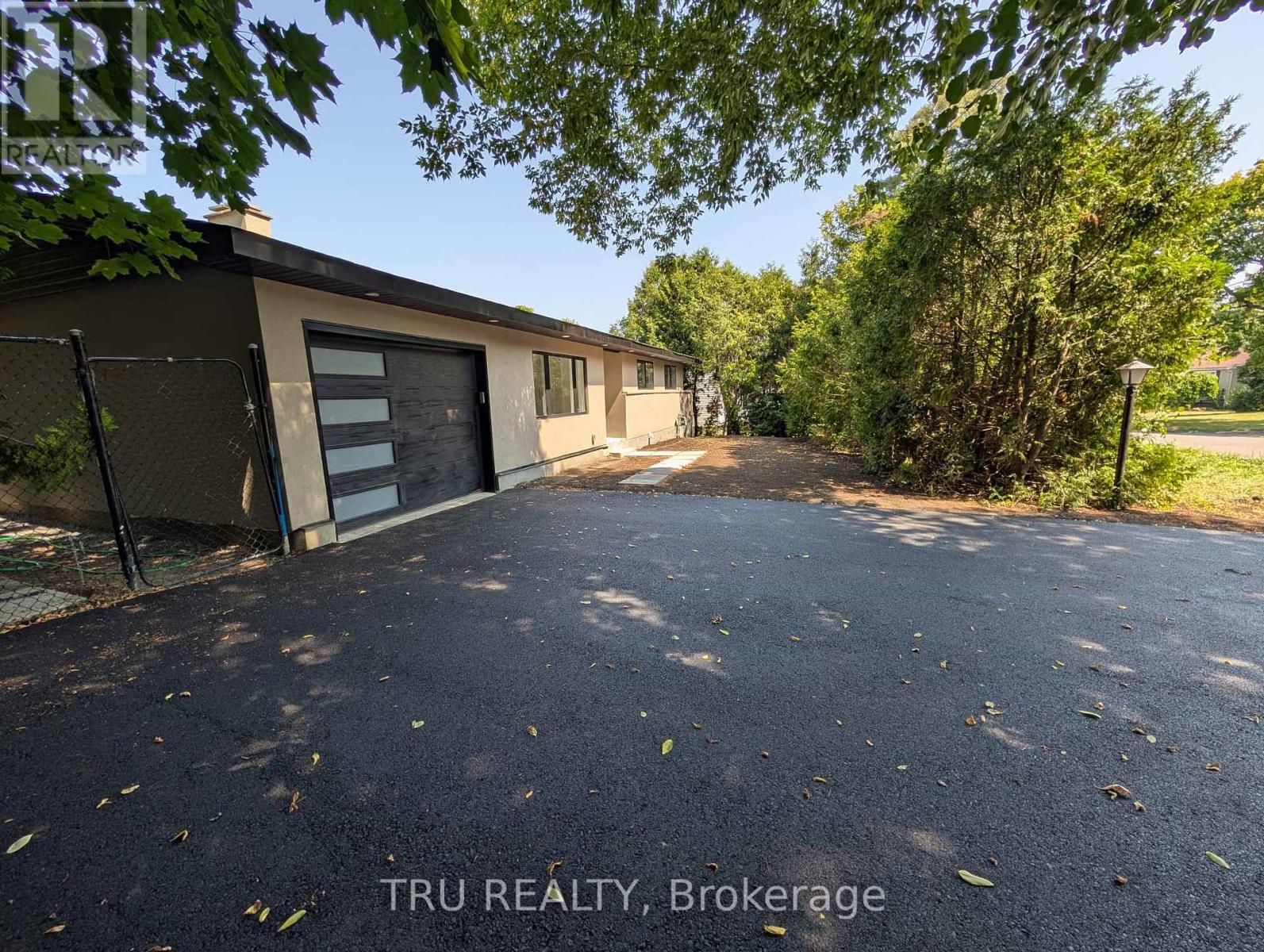 39 Sunnycrest Drive, Ottawa, Ontario  K2E 5Y4 - Photo 3 - X12387351