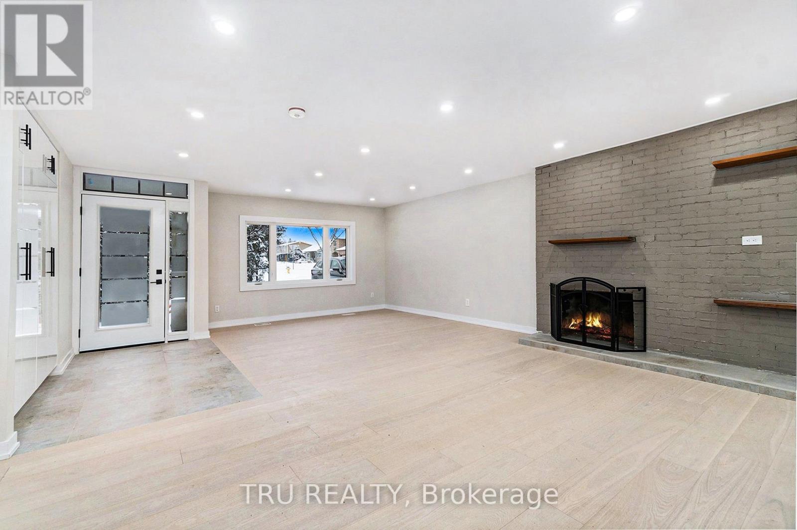 39 Sunnycrest Drive, Ottawa, Ontario  K2E 5Y4 - Photo 4 - X12387351