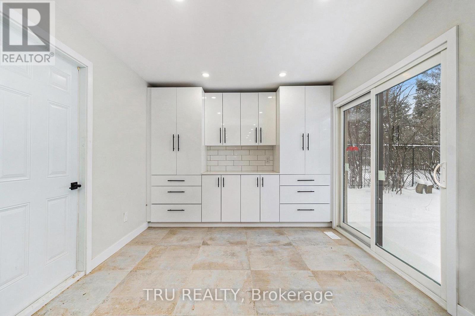 39 Sunnycrest Drive, Ottawa, Ontario  K2E 5Y4 - Photo 8 - X12387351