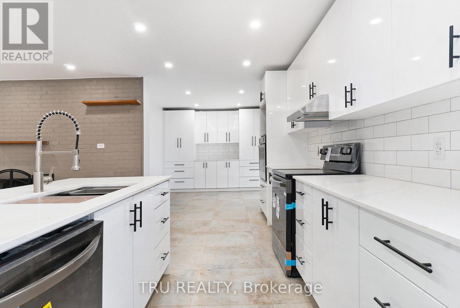 39 Sunnycrest Drive, Ottawa, Ontario  K2E 5Y4 - Photo 9 - X12387351