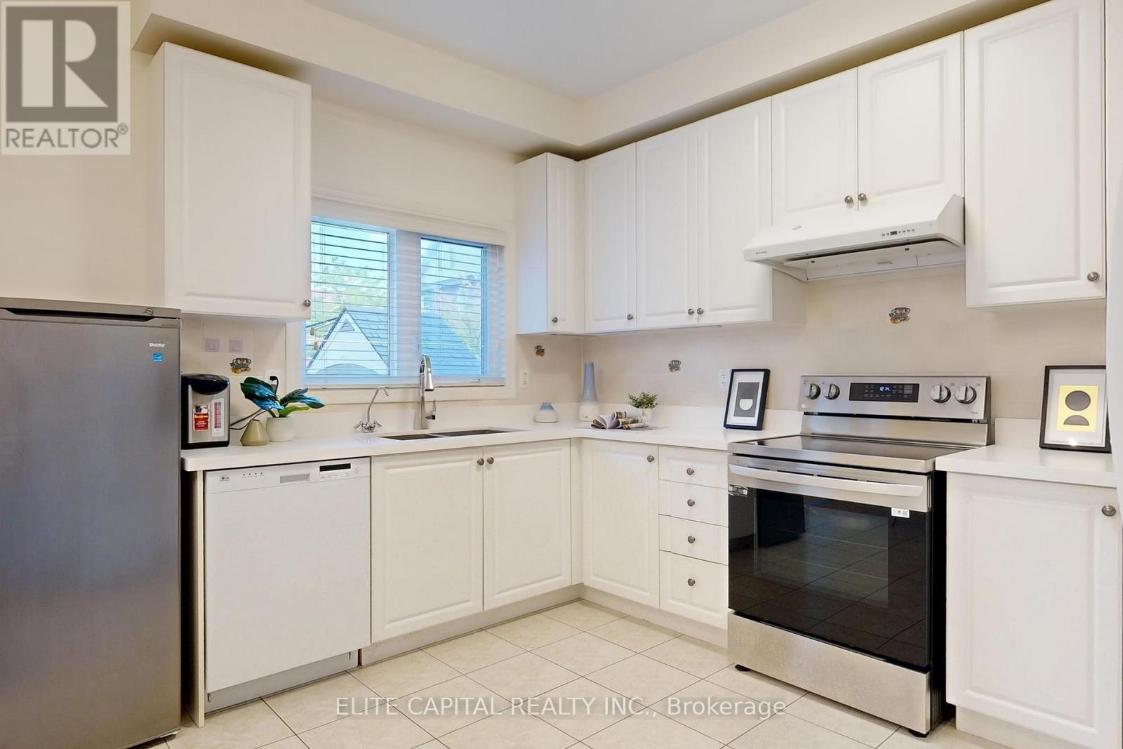 10 Ken Wagg Crescent, Whitchurch-Stouffville, Ontario  L4A 0J8 - Photo 14 - N12384889