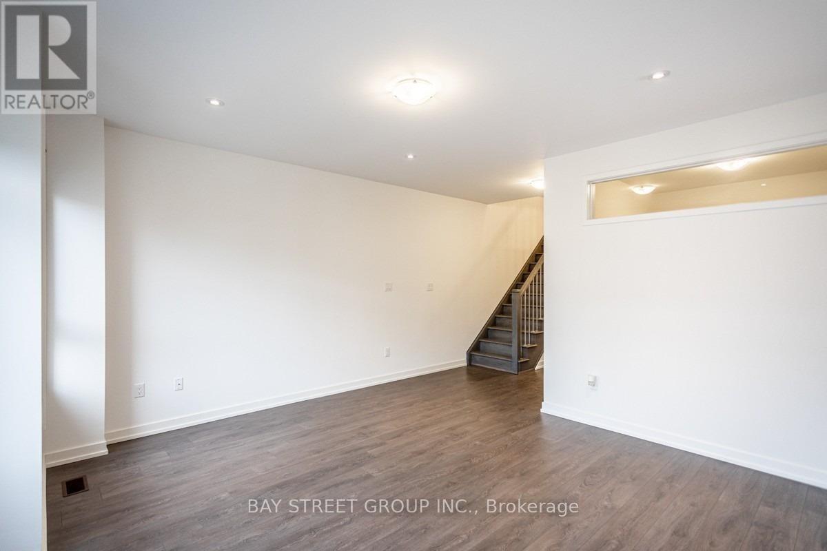 219 Huguenot Road, Oakville, Ontario  L6H 7C3 - Photo 12 - W12387396