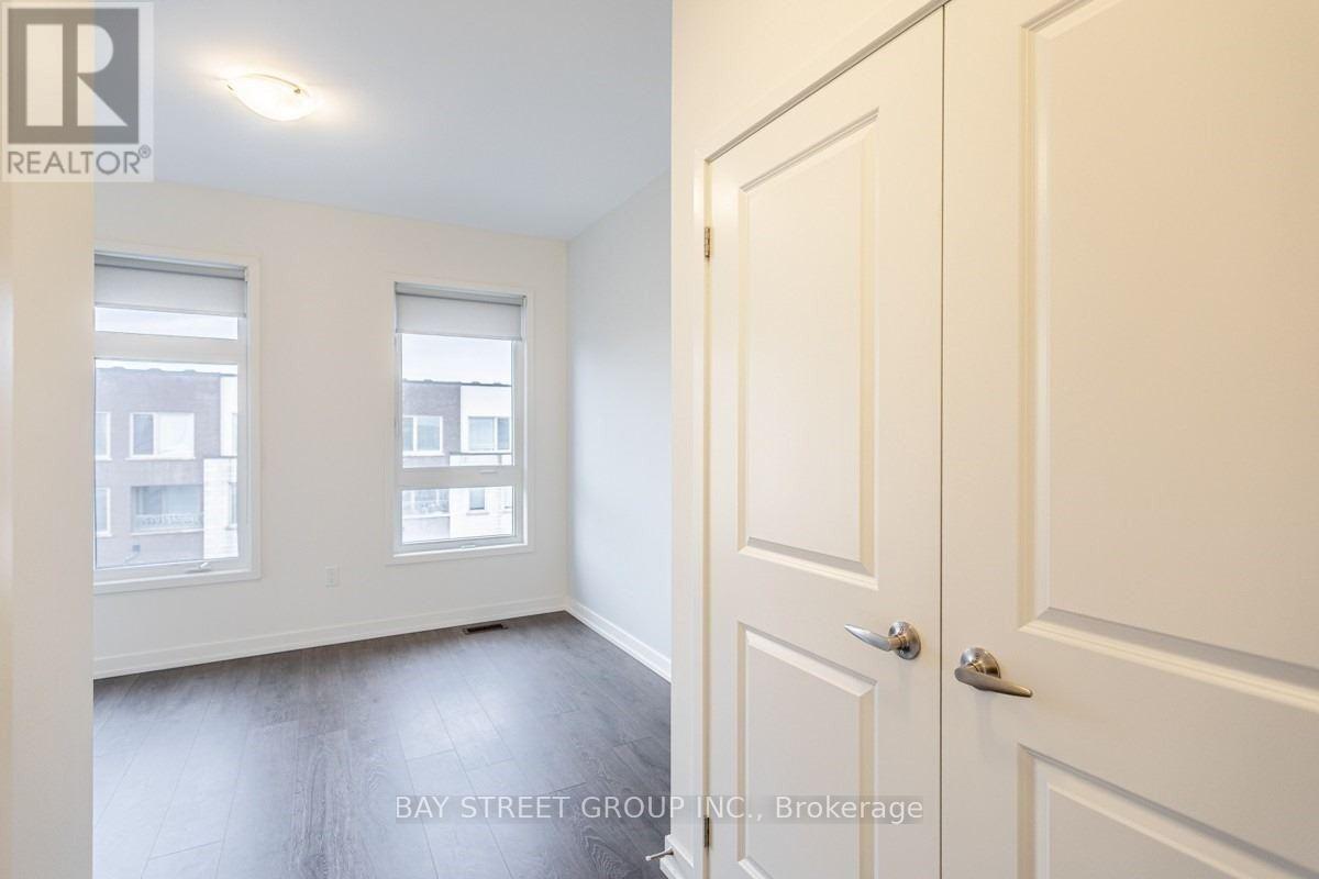 219 Huguenot Road, Oakville, Ontario  L6H 7C3 - Photo 16 - W12387396
