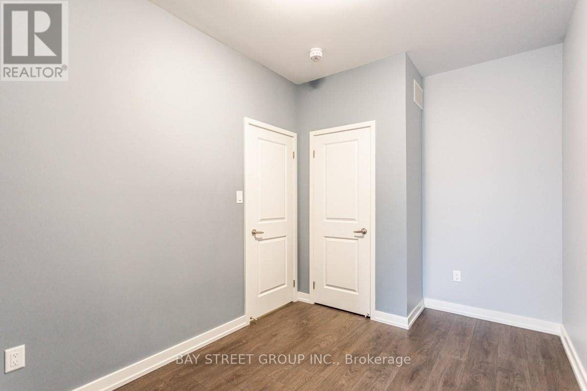 219 Huguenot Road, Oakville, Ontario  L6H 7C3 - Photo 19 - W12387396