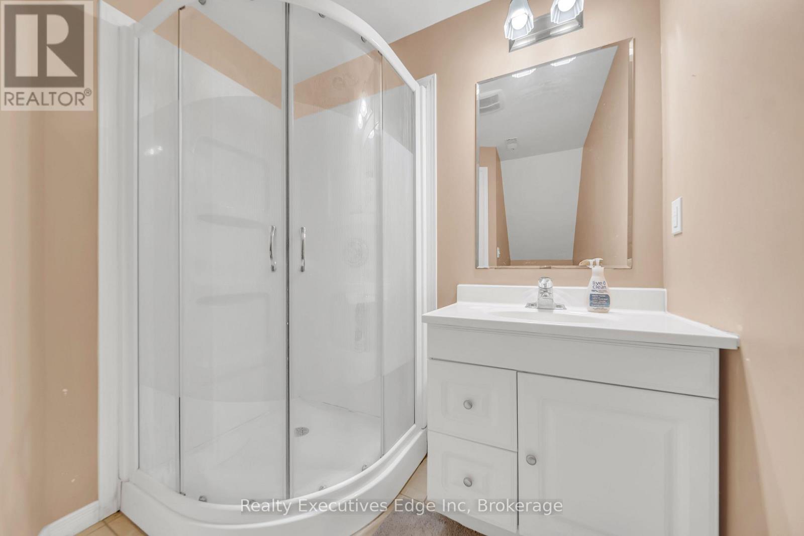 5 - 142 York Road, Guelph, Ontario  N1E 3E9 - Photo 14 - X12387416