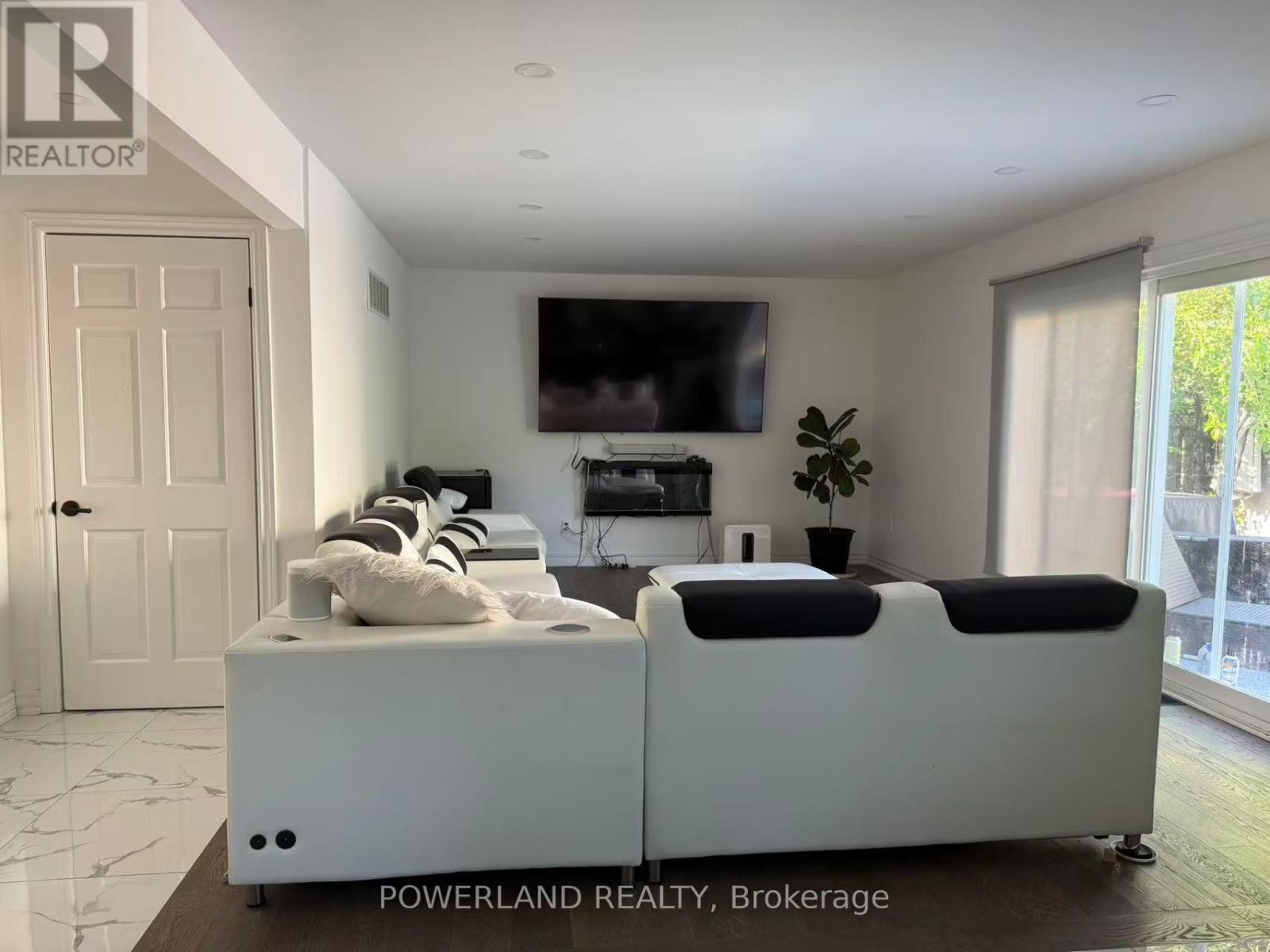 19 Tarbert Road, Toronto, Ontario  M2M 3S8 - Photo 4 - C12387427