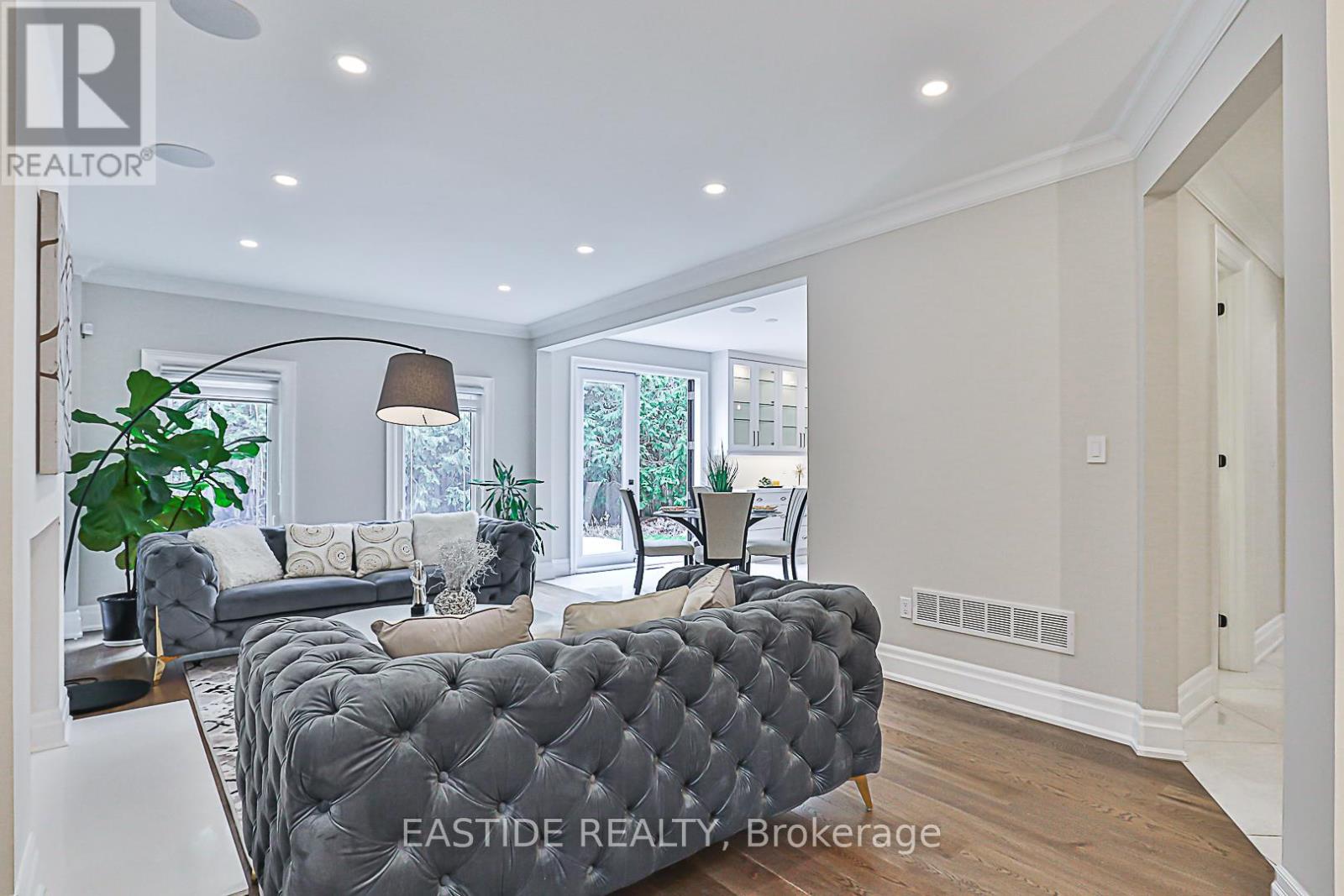 11 Gatcombe Circle, Richmond Hill (Mill Pond), Ontario  L4C 9P4 - Photo 12 - N12387429