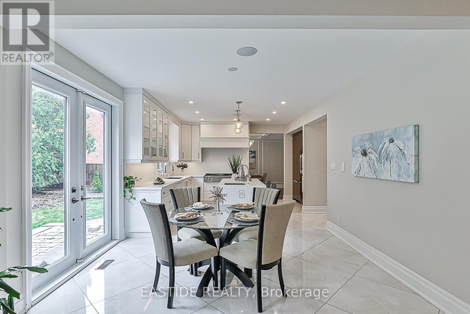 11 Gatcombe Circle, Richmond Hill (Mill Pond), Ontario  L4C 9P4 - Photo 17 - N12387429