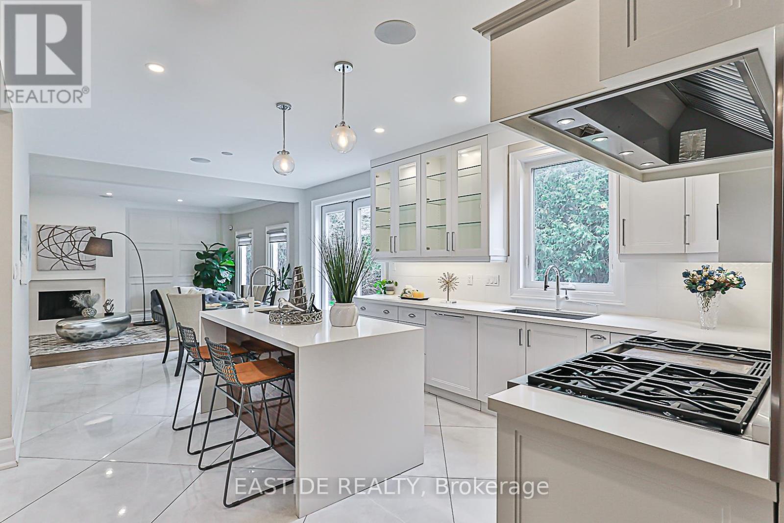 11 Gatcombe Circle, Richmond Hill (Mill Pond), Ontario  L4C 9P4 - Photo 19 - N12387429