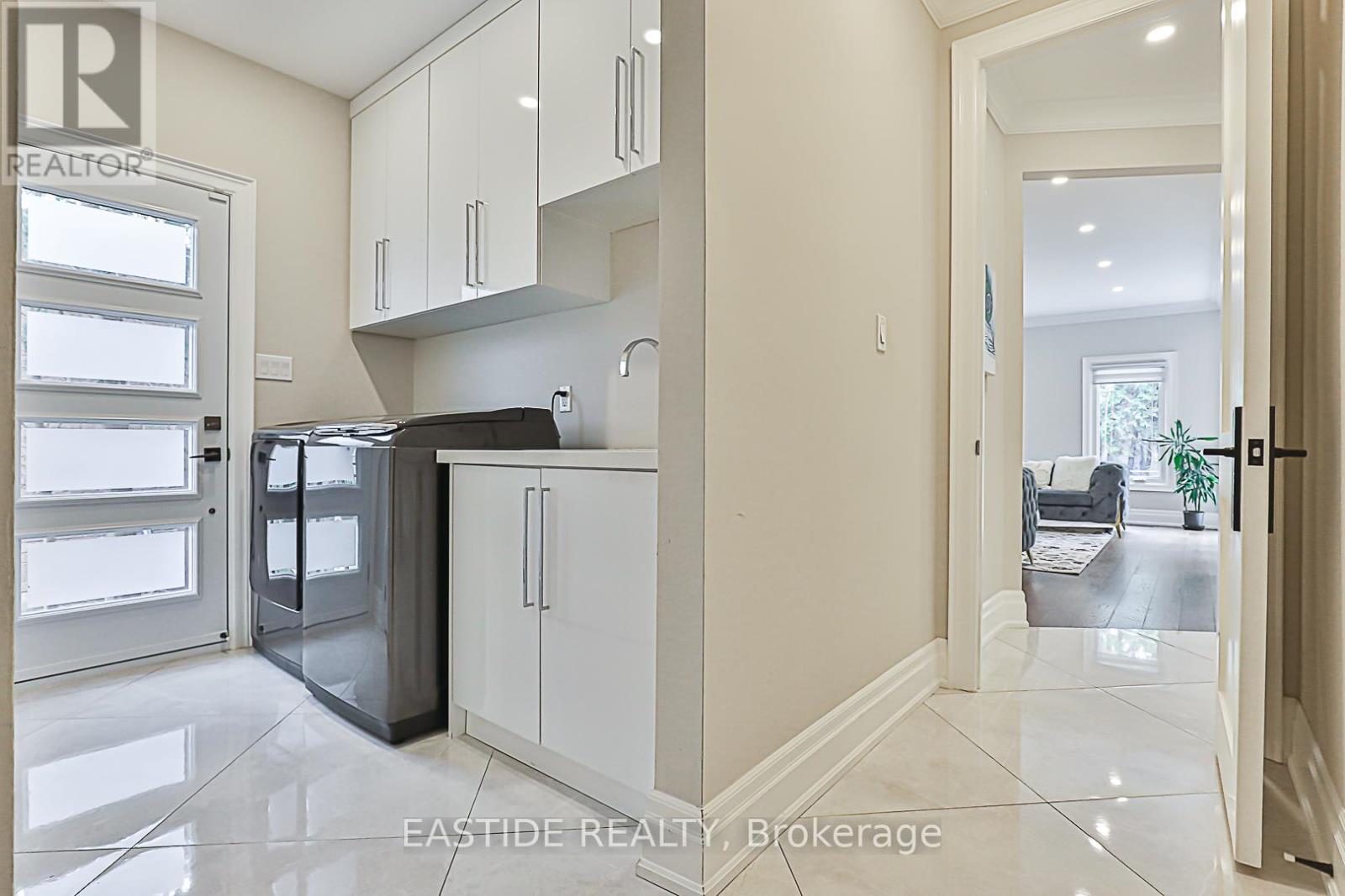 11 Gatcombe Circle, Richmond Hill (Mill Pond), Ontario  L4C 9P4 - Photo 24 - N12387429