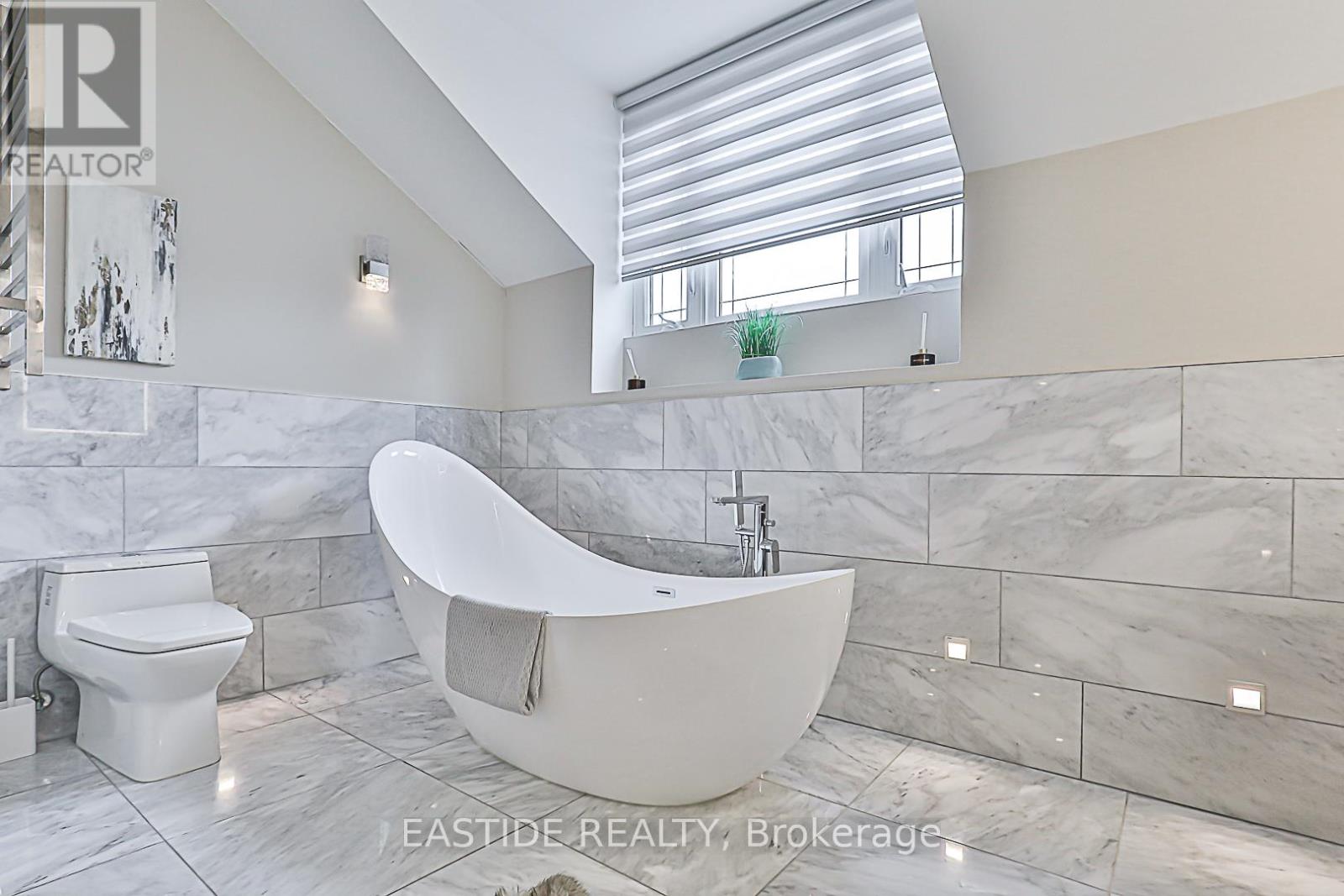 11 Gatcombe Circle, Richmond Hill (Mill Pond), Ontario  L4C 9P4 - Photo 33 - N12387429