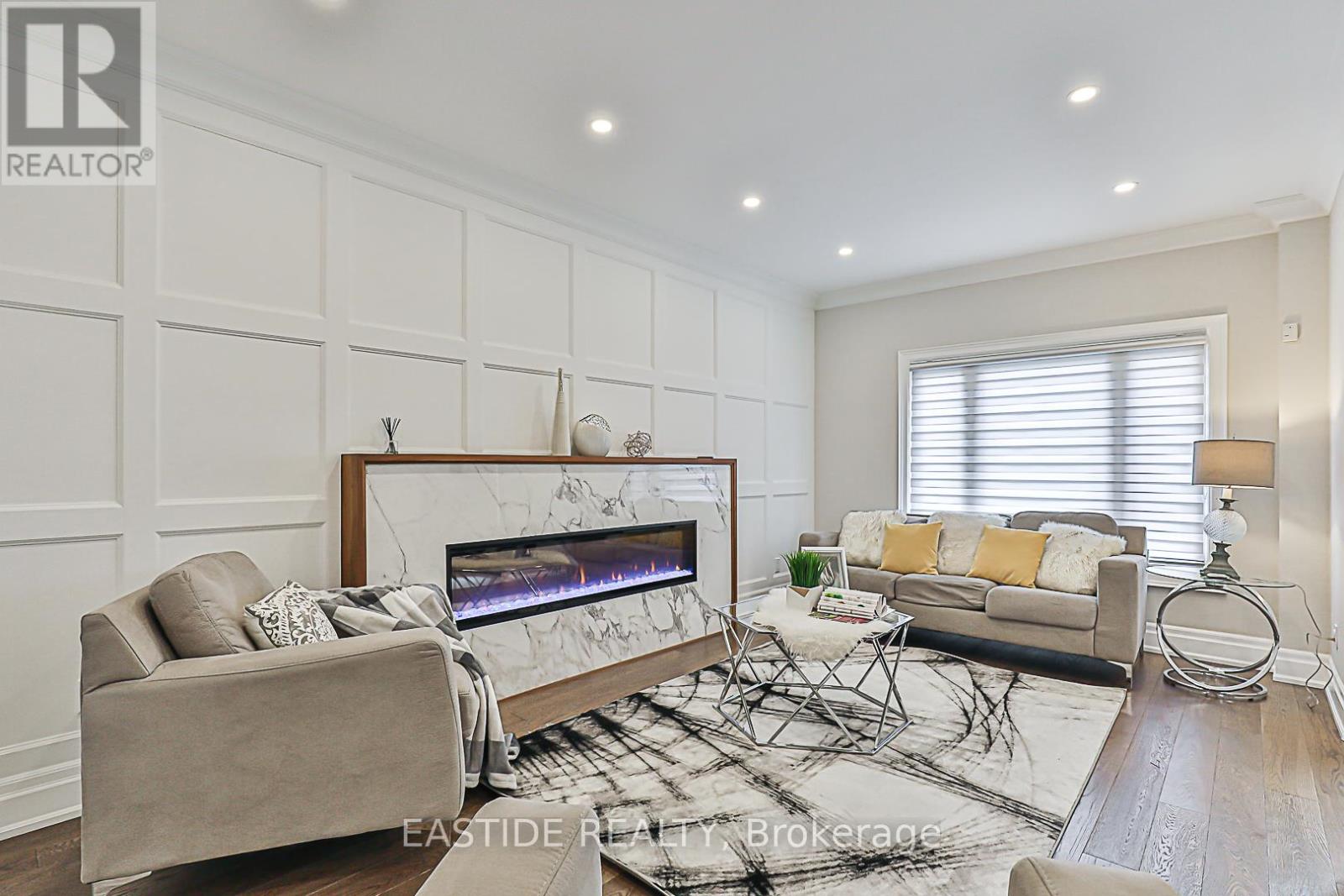 11 Gatcombe Circle, Richmond Hill (Mill Pond), Ontario  L4C 9P4 - Photo 6 - N12387429