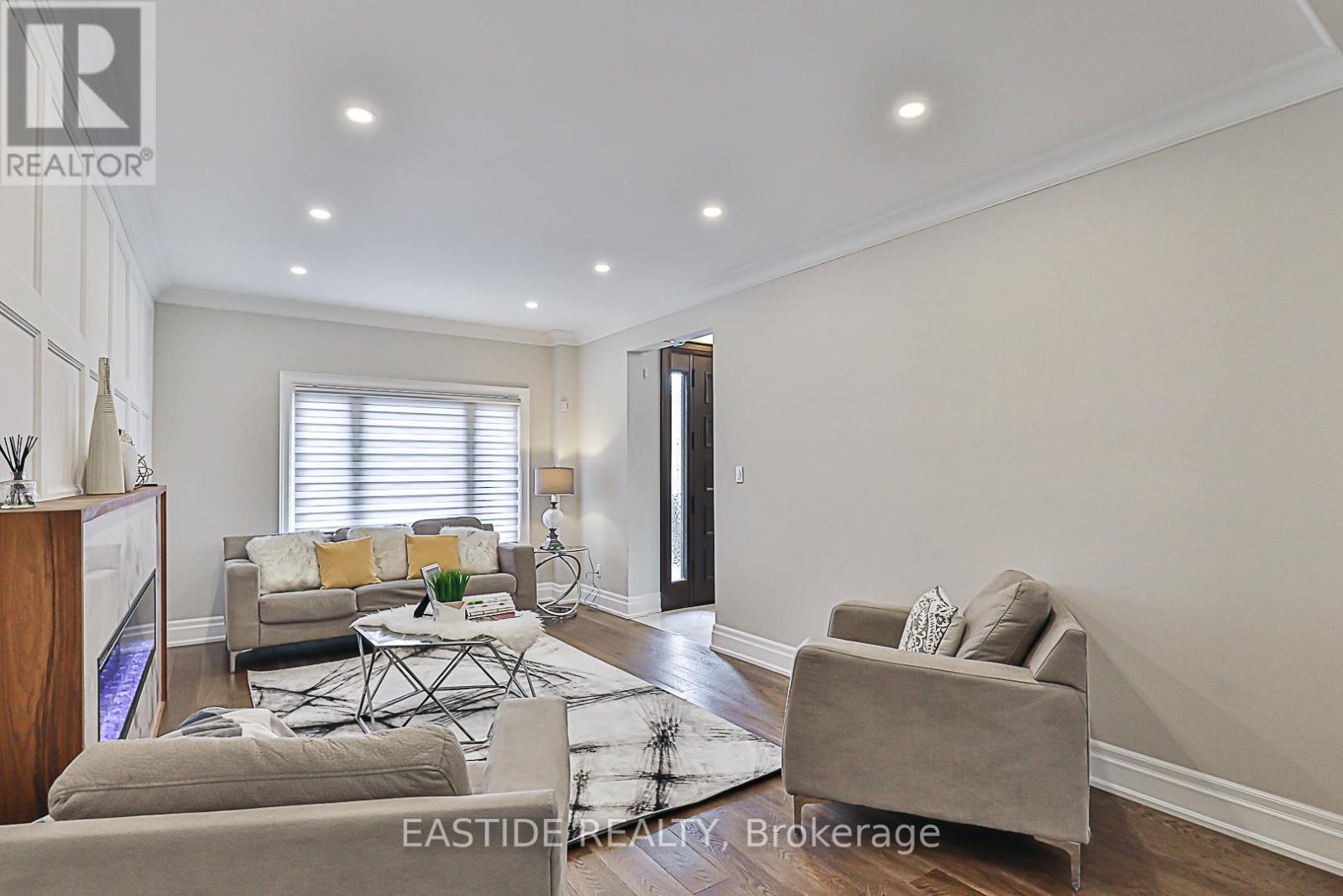 11 Gatcombe Circle, Richmond Hill (Mill Pond), Ontario  L4C 9P4 - Photo 8 - N12387429