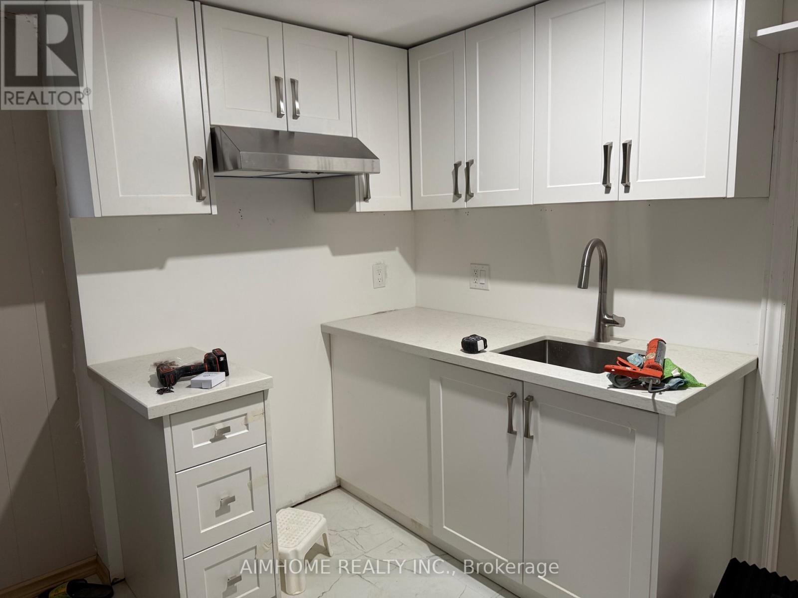 #1bast - 22 Daleside Crescent, Toronto, Ontario  M4A 2H6 - Photo 4 - C12387352