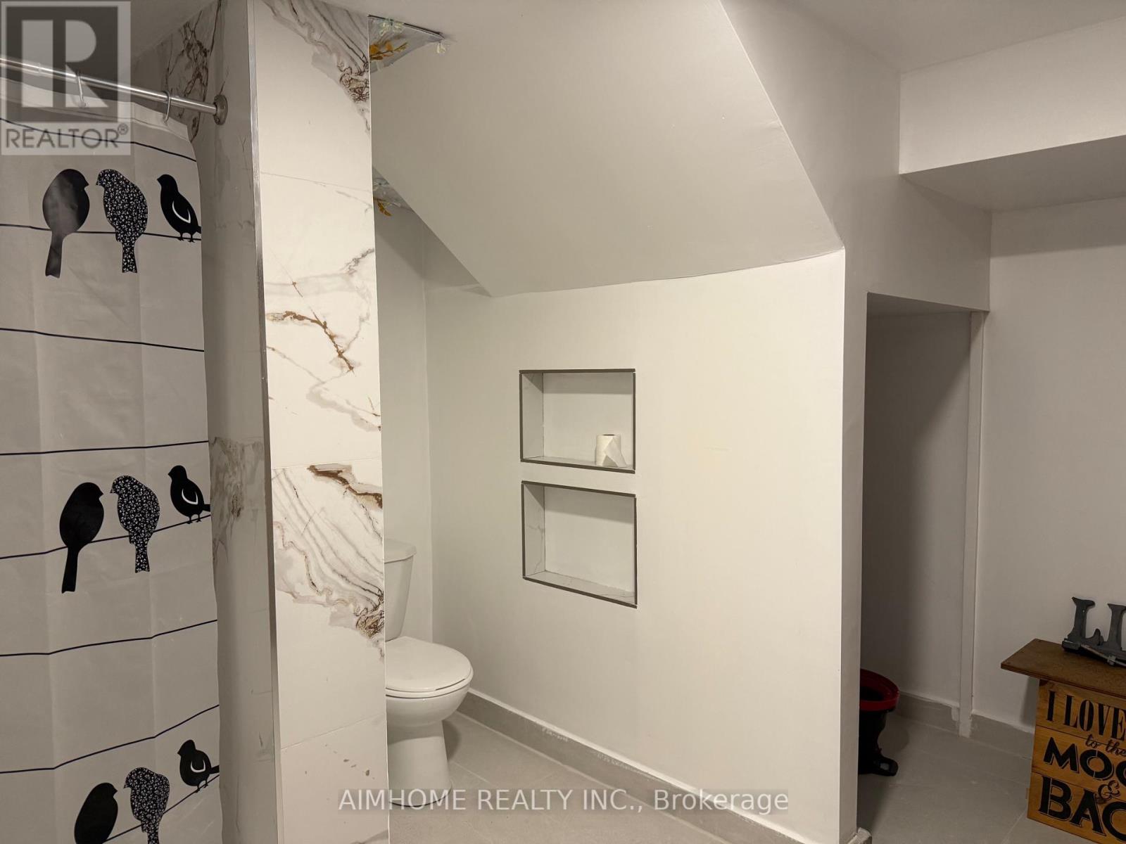 #1bast - 22 Daleside Crescent, Toronto, Ontario  M4A 2H6 - Photo 5 - C12387352