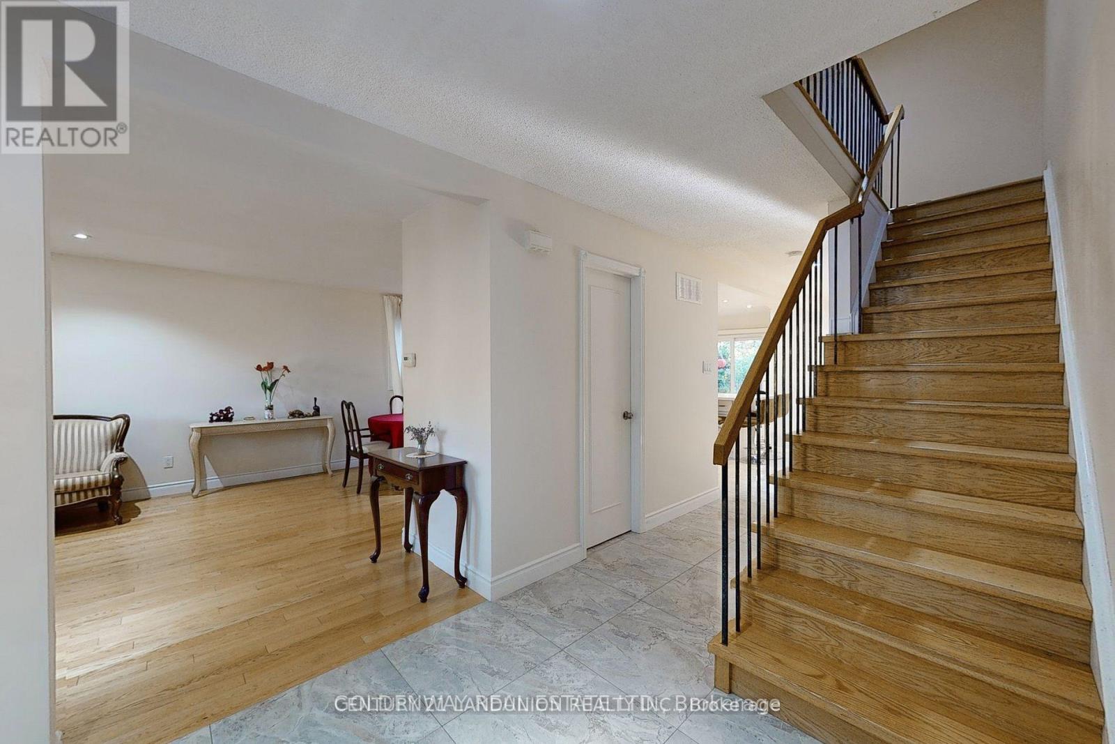 86 Bushmills Square, Toronto, Ontario  M1V 1J4 - Photo 2 - E12387364