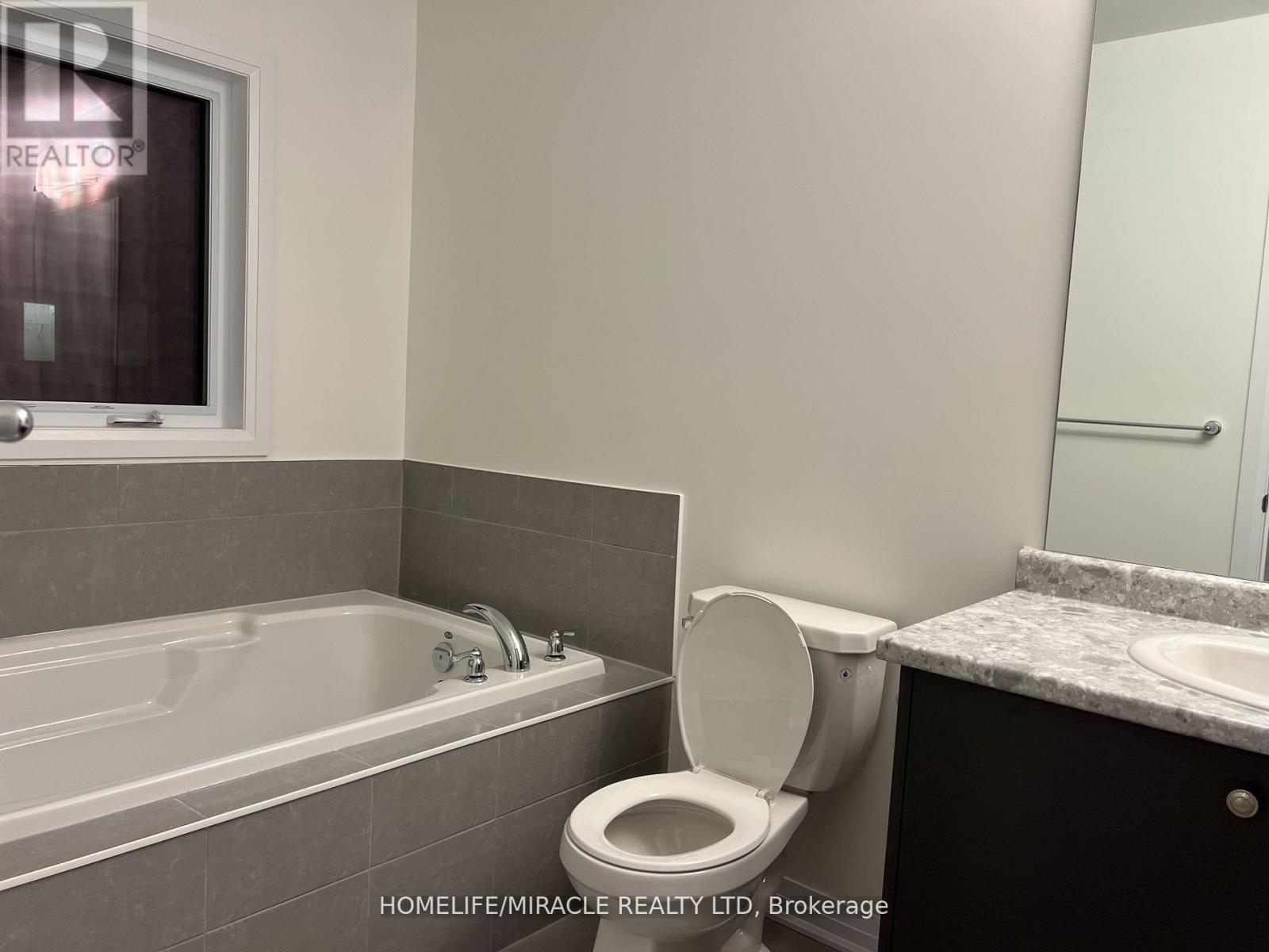 122 Varsity Drive, Welland, Ontario  L3B 0N3 - Photo 8 - X12387349