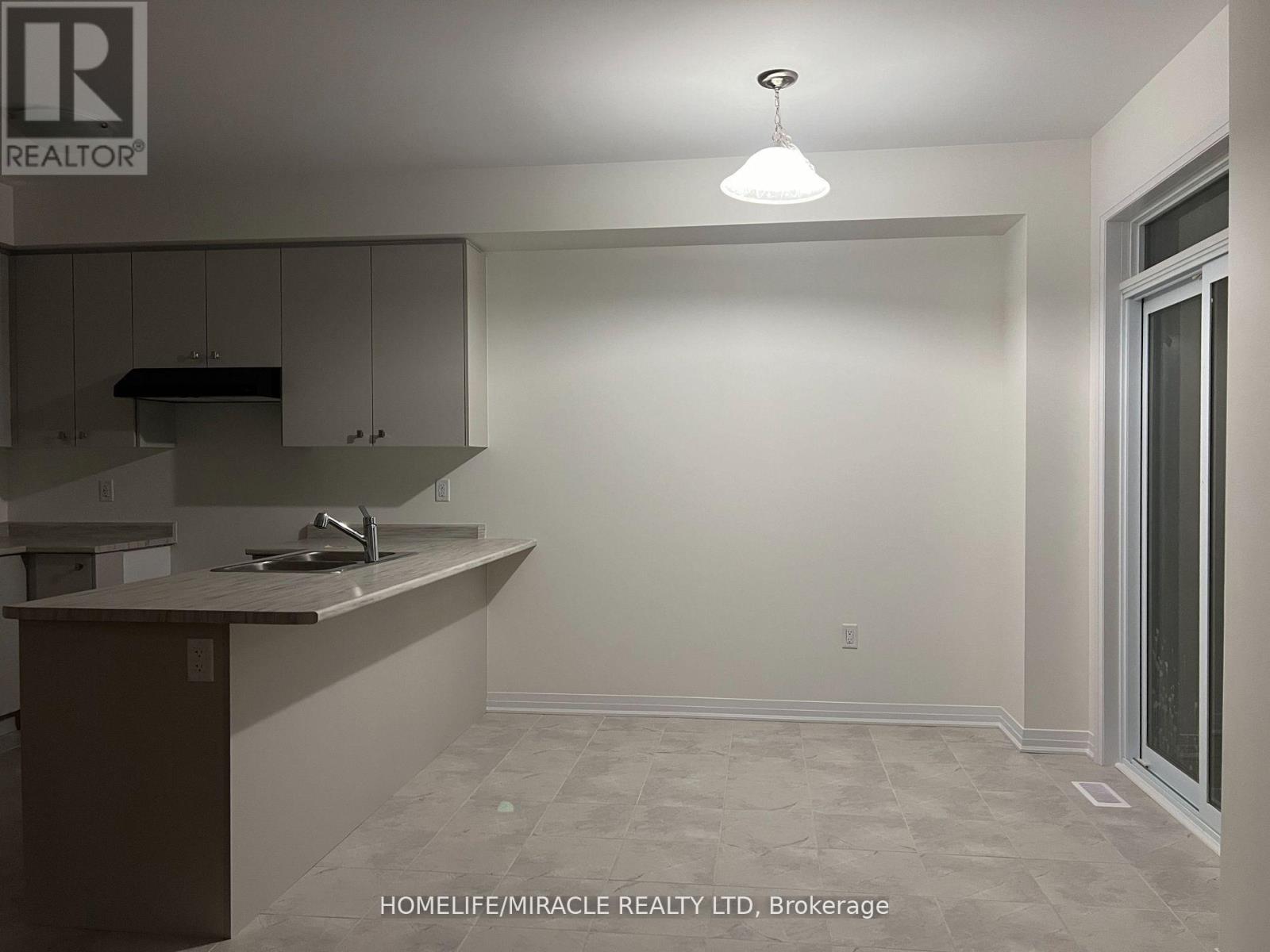 122 Varsity Drive, Welland, Ontario  L3B 0N3 - Photo 5 - X12387349