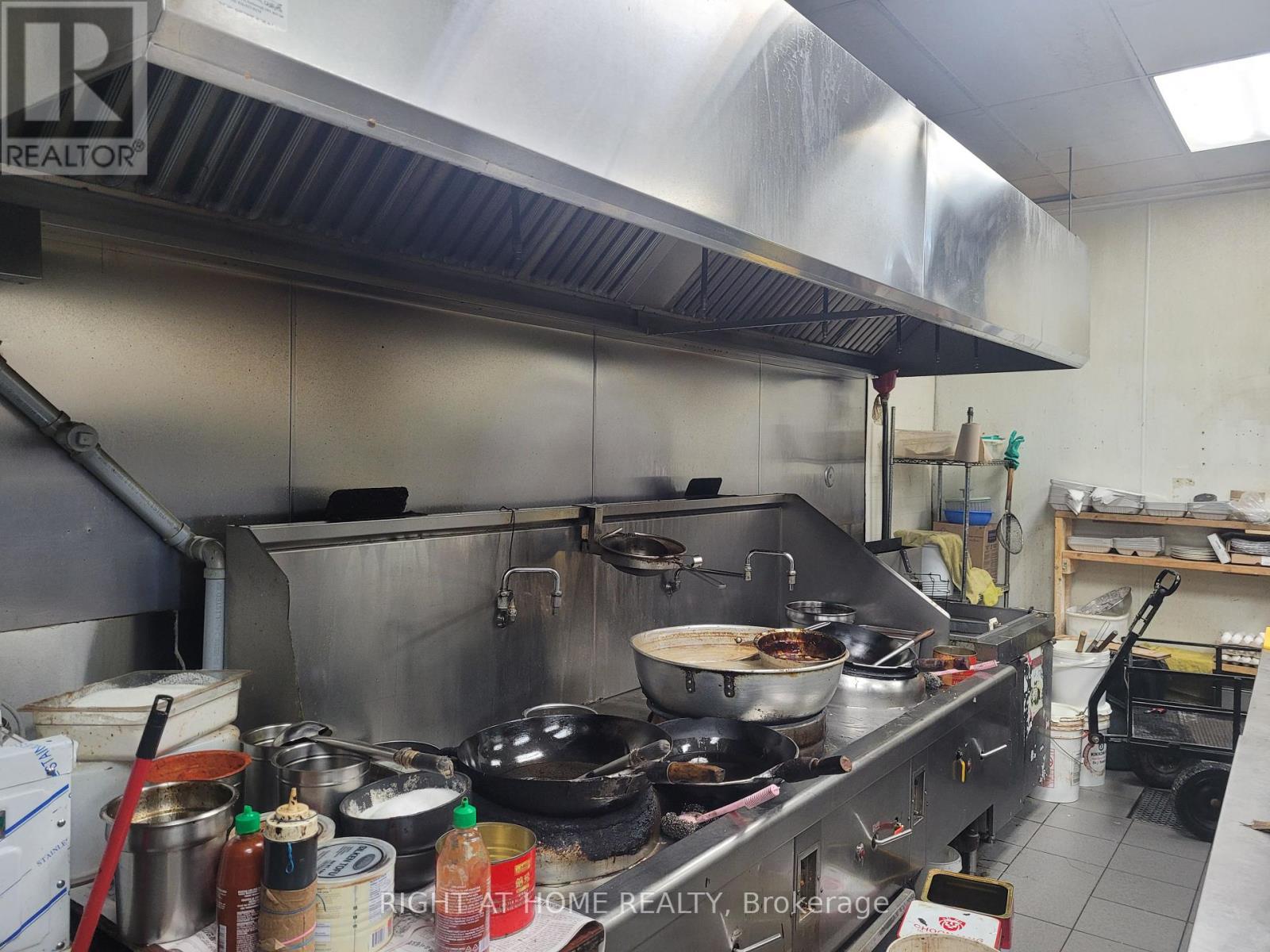 C4-5 - 2215 Steeles Avenue W, Toronto (York University Heights), Ontario  M3T 2V2 - Photo 4 - W12377802