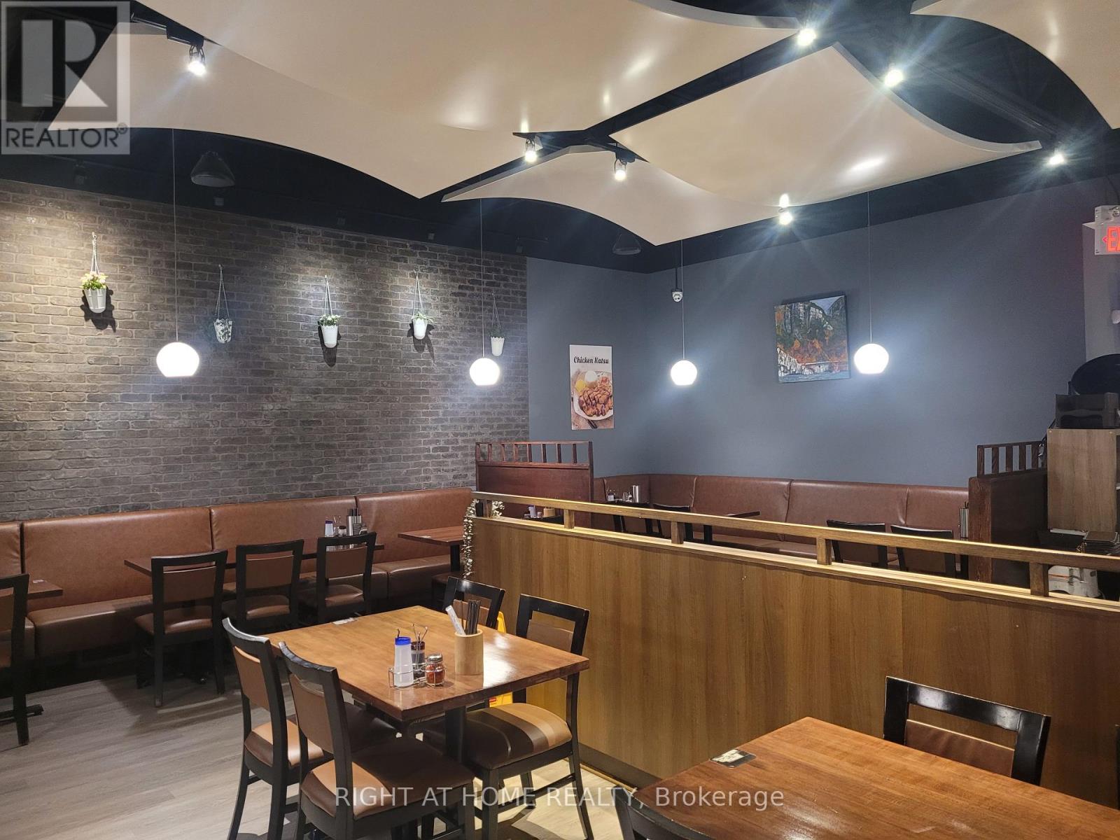 C4-5 - 2215 Steeles Avenue W, Toronto (York University Heights), Ontario  M3T 2V2 - Photo 2 - W12377802