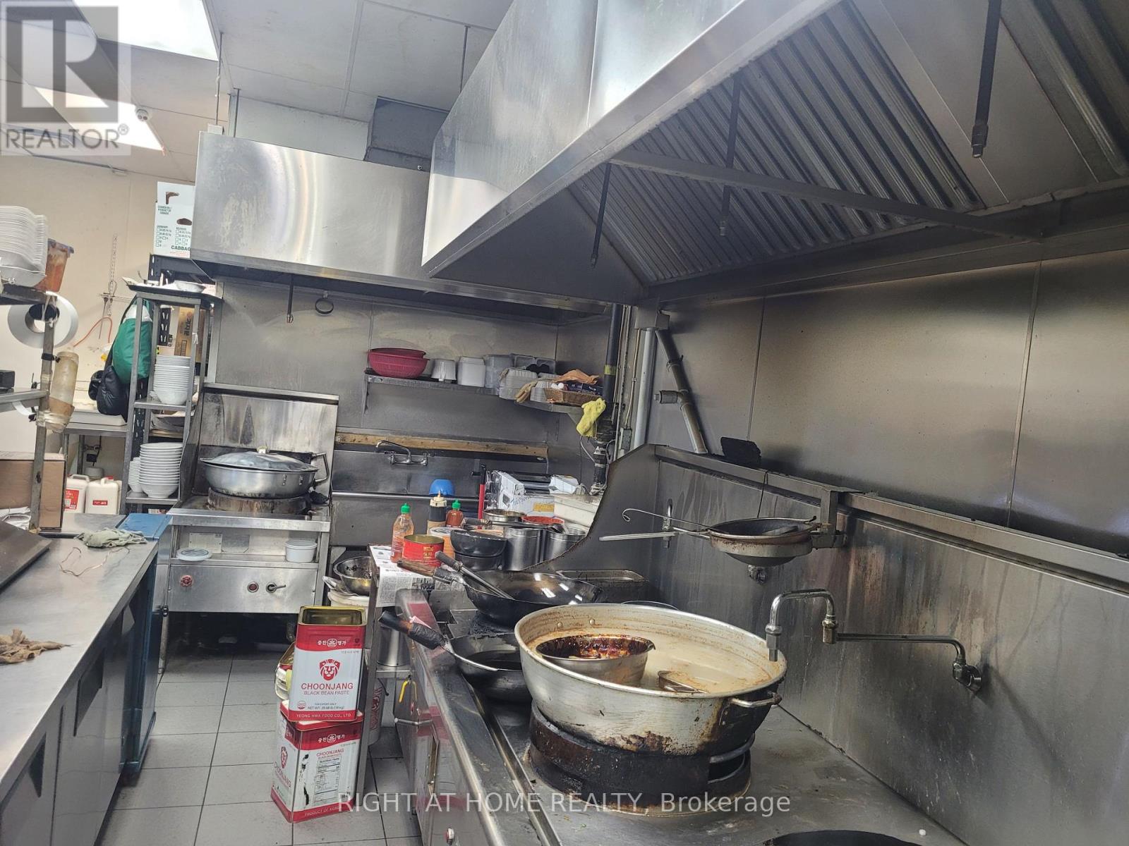 C4-5 - 2215 Steeles Avenue W, Toronto (York University Heights), Ontario  M3T 2V2 - Photo 5 - W12377802