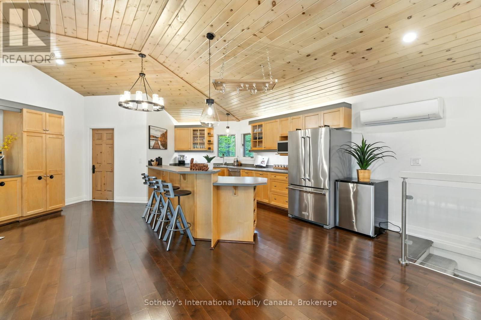 1060 North Kahshe Lake Road, Gravenhurst, Ontario  P0E 1G0 - Photo 12 - X12387505
