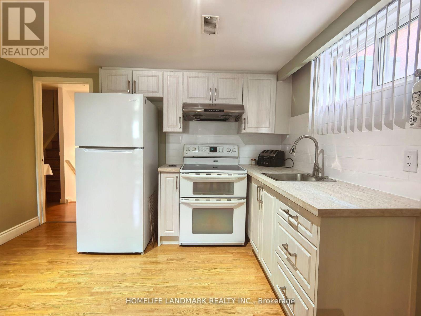 Main & Bsmt - 74 Baroness Crescent, Toronto, Ontario  M2J 3K6 - Photo 2 - C12387443
