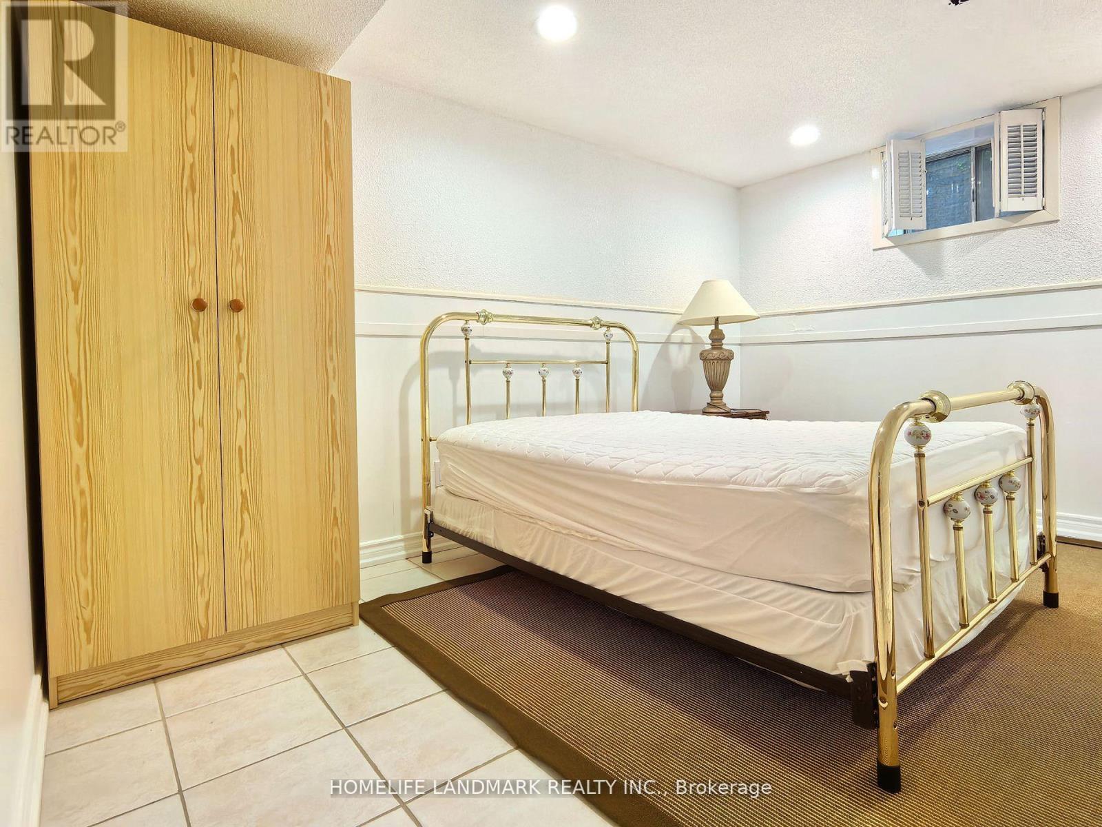 Main & Bsmt - 74 Baroness Crescent, Toronto, Ontario  M2J 3K6 - Photo 6 - C12387443