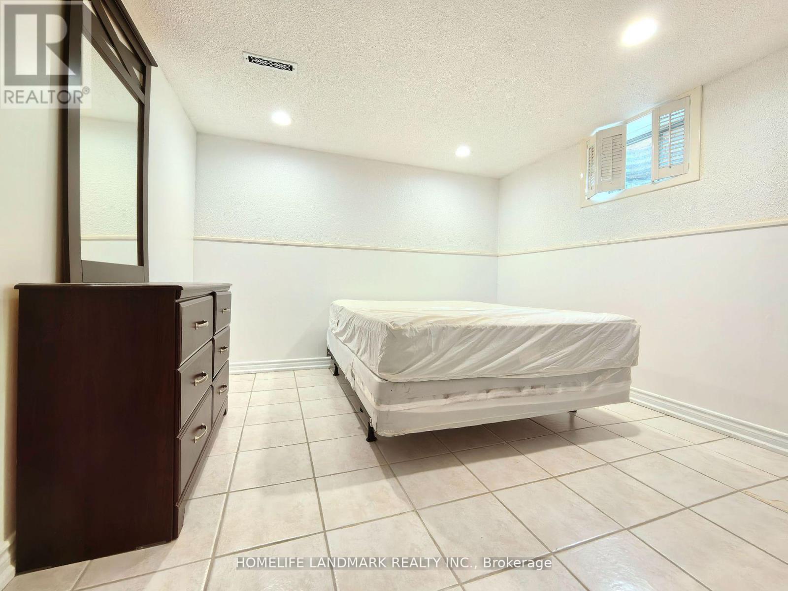 Main & Bsmt - 74 Baroness Crescent, Toronto, Ontario  M2J 3K6 - Photo 8 - C12387443